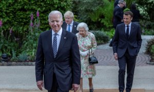 El presidente estadounidense, Joe Biden, en la recepción del G7, acompañado por el primer ministro británico, Boris Johnson; la reina Isabel II; y el presidente francés, Emmanuel Macron. - REUTERS