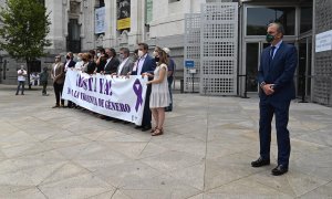 El secretario general de Vox, Javier Ortega Smith se distancia de la concentración de los integrantes del ayuntamiento de Madrid para mostrar su repulsa a la violencia machista en la entrada de la sede del ayuntamiento en Madrid este lunes.