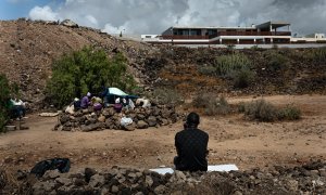 Varias personas migrantes viven en las calles de la isla de Tenerife tras huir de las malas condiciones de las macro campamentos improvisados por el Gobierno.