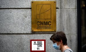 Una mujer pasa por el edificio de la CNMC, en Madrid (España), el pasado 29 de julio de 2020.