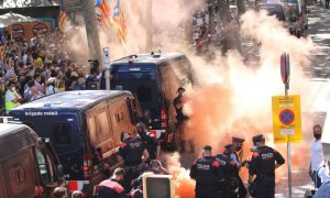 Concentración frente al Gran Teatre del Liceu, blinddado por los Mossos.