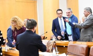 El diputado Carlos Verdejo (c) de Vox acusa a sus ex compañero en la Asamblea de Ceuta que ha tenido que ser suspedida por insultos y amenazas entre diputados por los mensajes de Vox
