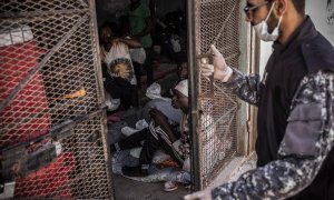 Un guarda cierra una puerta de una celda del centro de detención de Abu Salim, en Trípoli, en una imagen de 2017.