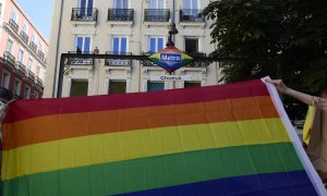 Bandera LGTBI en el barrio de Chueca durante la celebración del Día Internacional del Orgullo LGTBI, a 28 de junio de 2021, en Madrid.