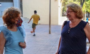 Isabel Matute y Paqui Mengal conversan en la plaza de las Chimeneas del barrio de Carrús, en Elx.  - Magaly Zafra Lorente