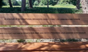 Homenaje en el banco del parque londinense, en el que dice: "En honor a los brigadistas internacionales Danny, Tommy, Joe Gibbons y Milt Cohen, quienes lucharon contra el fascismo en la Guerra Civil española" - Conxa Rodríguez