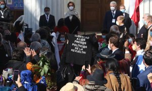 Un grupo de constituyentes ligados a las protestas sociales de 2019 en Chile irrumpieron en el acto inaugural de la convención constituyente exigiendo la liberación de los "presos políticos" y las autoridades suspendieron temporalmente la cita.