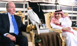 Juan Carlos I con el recién coronado rey Salman bin Abdulaziz, durante el viaje privado que hizo a Arabia Saudí en 2015 para felicitar al que, siendo príncipe y gobernador de Riad, le prestó los primeros 100 millones de dólares sobre los que levantó su fo