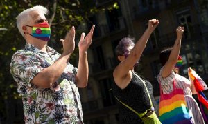 Decenas de ciudadanos se concentraron esta tarde en Barcelona para condenar las agresiones LGTBIfóbicas.