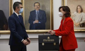 12/07/2021.- El nuevo ministro de la Presidencia, Relaciones con las Cortes y Memoria Democrática, Félix Bolaños (i), recibe la cartera ministerial de manos de su antecesora en el cargo, Carmen Calvo, en un acto celebrado este lunes en Moncloa. EFE/Javier