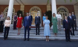 El presidente del Gobierno, Pedro Sanchez (2i, delante), preside la tradicional foto de familia de la nueva composición del Ejecutivo en las escalinatas del Palacio de la Moncloa.