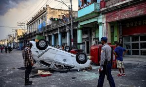 Un coche volcado tras los disturbios en las protestas del domingo en Cuba.