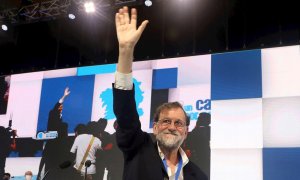 El expresidente del Gobierno Marian Rajoy saluda a los asistentes de la clausura del 17 congreso del PP de Galicia, celebrado este sábado, en Santiago de Compostela.