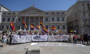 Colectivos antifranquistas se concentran frente al Congreso para pedir el fin de la impunidad del franquismo