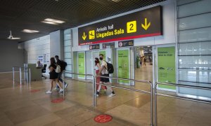 Pasajeros llegan al Aeropuerto Adolfo-Suárez Madrid Barajas, a 9 de julio de 2021, en Madrid.