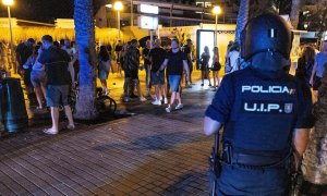 Control policial el 24 de julio de 2021 en el Arenal de Palma de Mallorca.