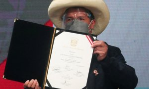El presidente de Perú, Pedro Castillo, enseña los certificados que le confirman como ganador de las elecciones.