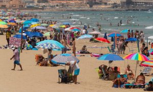 Cientos de personas en la playa de La Manga del Mar Menor, Cartagena, el pasado viernes 23 de julio.