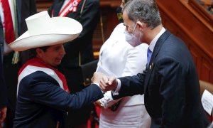El presidente de Perú, Pedro Castillo, saluda al rey de España, Felipe VI, tras su investidura.