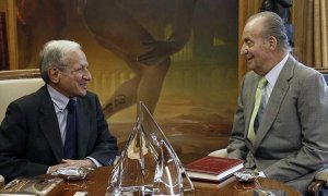 Juan Carlos I, aún convaleciente de la operación de la cadera que se rompió en el viaje para cazar elefantes en Botsuana, habla en mayo del 2012 con el presidente del Constitucional, Pascual Sala, en su despacho de la Zarzuela. – Casa Real