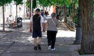 Una pareja de ancianos camina por la calle cogida de la mano, en Madrid. E.P./A. Pérez Meca