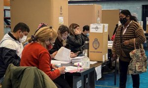 Una mujer llega a su puesto de votación durante la jornada de elecciones primarias, en Buenos Aires. EFE/ Juan Ignacio Roncoroni