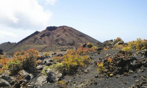 Vista general de uno de los volcanes de Cumbre Vieja, una zona al sur de la isla que podría verse afectada por una posible erupción volcánica