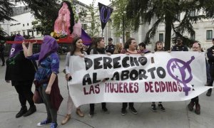 Imagen de archivo de una concentración frente a las puertas del Congreso a favor del derecho al aborto. EFE