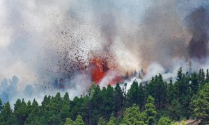 La lava y el humo se elevan tras la erupción del volcán en el parque nacional Cumbre Vieja en El Paso, en La Palma, el 19 de septiembre de 2021.