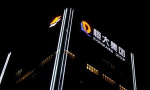 El logo de China Evergrande Group, en lo alto de su sede en la ciudad de Shenzhen, en la provincia china de Guangdong. REUTERS/Aly Song