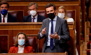 29/09/2021.- El líder del Partido Popular, Pablo Casado (d) junto con su portavoz parlamentaria, Cuca Gamarra (i) durante la sesión de control al Gobierno celebrada este miércoles con la negociación de los presupuestos y la detención y posterior puesta en