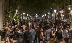 Foto de archivo de jóvenes bebiendo en la calle en Barcelona.