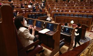 Componentes del hemiciclo aplauden, a excepción de Vox y algunos miembros del PP, durante la lectura de los nombres de las 1081 mujeres asesinadas por violencia de género en España desde 2003, en una sesión plenaria en el Congreso de los Diputados.