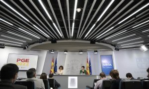 La ministra de Hacienda y Función Pública, Maria Jesús Montero (i) y la ministra Portavoz, Isabel Rodríguez (d), comparecen en rueda de prensa tras el Consejo de Ministros extraordinario , en el que se ha aprobado el anteproyecto de Ley de Presupuestos Ge