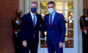 El presidente del Gobierno, Pedro Sánchez (d), recibe al secretario general de la OTAN, Jens Stoltenberg (i), este viernes en Moncloa este viernes 8 de octubre de 2021.