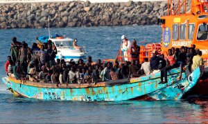 El buque de Salvamento Marítimo Salvamar Macondo ha rescatado este jueves a 200 varones, algunos de ellos menores, en un cayuco a 14 millas al oeste de Gran Canaria y los ha trasladado al muelle de Arguineguín donde han sido atendidos por personal de Cruz
