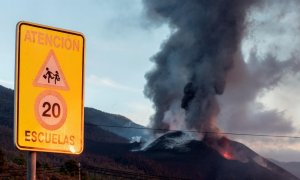 El Instituto Volcanológico de Canarias ha informado este martes de que el cono interno del volcán de La Palma se ha derrumbado sobre sí mismo.