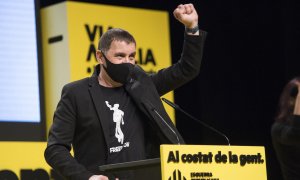 El líder de EH Bildu, Arnaldo Otegi, que goza de un permiso de semilibertad al haber accedido al tercer grado penitenciario, interviene durante un acto central de campaña electoral en Girona, a 7 de febrero de 2021.