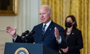 El presidente de Estados Unidos, Joe Biden, habla sobre el marco de su "histórico" acuerdo de gasto multimillonario en el Salón Este de la Casa Blanca en Washington, DC