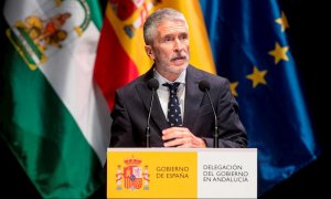 25/10/2021.- El ministro del Interior, Fernando Grande-Marlaska durante el acto de entrega en Sevilla seis grandes cruces y catorce encomiendas de la Real Orden de Reconocimiento Civil a víctimas del terrorismo en Andalucía. EFE/Raúl Caro