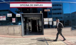 Un hombre pasa por delante de una oficina del Servicio Público de Empleo Estatal, en Madrid. E.P./Eduardo Parra