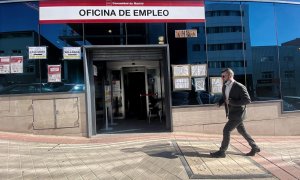Un hombre pasa por delante de una oficina del Servicio Público de Empleo Estatal, en Madrid. E.P./Eduardo Parra