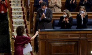 03/11/2021.- La ministra de Hacienda, María Jesús Montero (i) es aplaudida por el presidente del Gobierno, Pedro Sánchez (3d) la ministra de Economía, Nadia Calviño (2d) y el ministra de Trabajo, Yolanda Díaz (d) tras su intervención en el Congreso este m