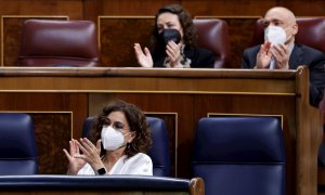 04/11/2021.- La ministra de Hacienda, María Jesús Montero, aplaude una intervención en la segunda jornada de debates de las siete enmiendas a la totalidad del proyecto de Ley de Presupuestos Generales del Estado para 2022, este jueves, en el Congreso de l