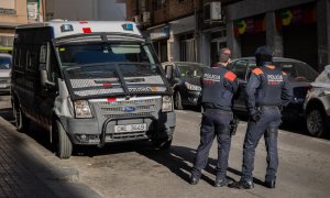 Agentes de los Mossos d'Esquadra esperan frente a un inmueble en una imagen de archivo.