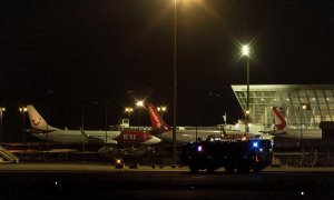 Imagen del aeropuerto de Palma de Mallorca donde miembros de la Guardia Civil y de seguridad del aeropuerto buscan por las pistas y sus aledaños a un grupo de pasajeros de un vuelo internacional entre Marruecos y Turquia que han abandonado viernes el avió