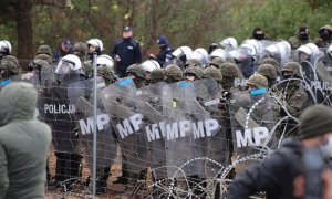 Autoridades polacas tomando posición mientras los migrantes se reúnen en la frontera bielorrusa-polaca en la región de Grodno.