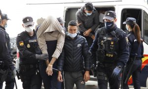 Dos de los marroquíes detenidos, a su llegada al Juzgado de lo Penal número 7 tras ser acusados por el episodio que el pasado viernes obligó a cerrar el Aeropuerto de Palma, a 8 de noviembre de 2021, en Palma de Mallorca.