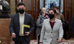 10/11/2021.- El portavoz parlamentario de ERC, Gabriel Rufián (i) junto a la portavoz de Bildu, Mertxe Aizpurua (d) a su llegada a la sesión de control del Gobierno celebrado en el Congreso este miércoles para informar del último Consejo Europeo, centrado