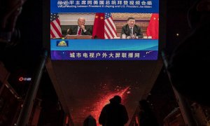 Una pantalla grande que muestra al presidente estadounidense Joe Biden y al presidente chino Xi Jinping durante su cumbre virtual.